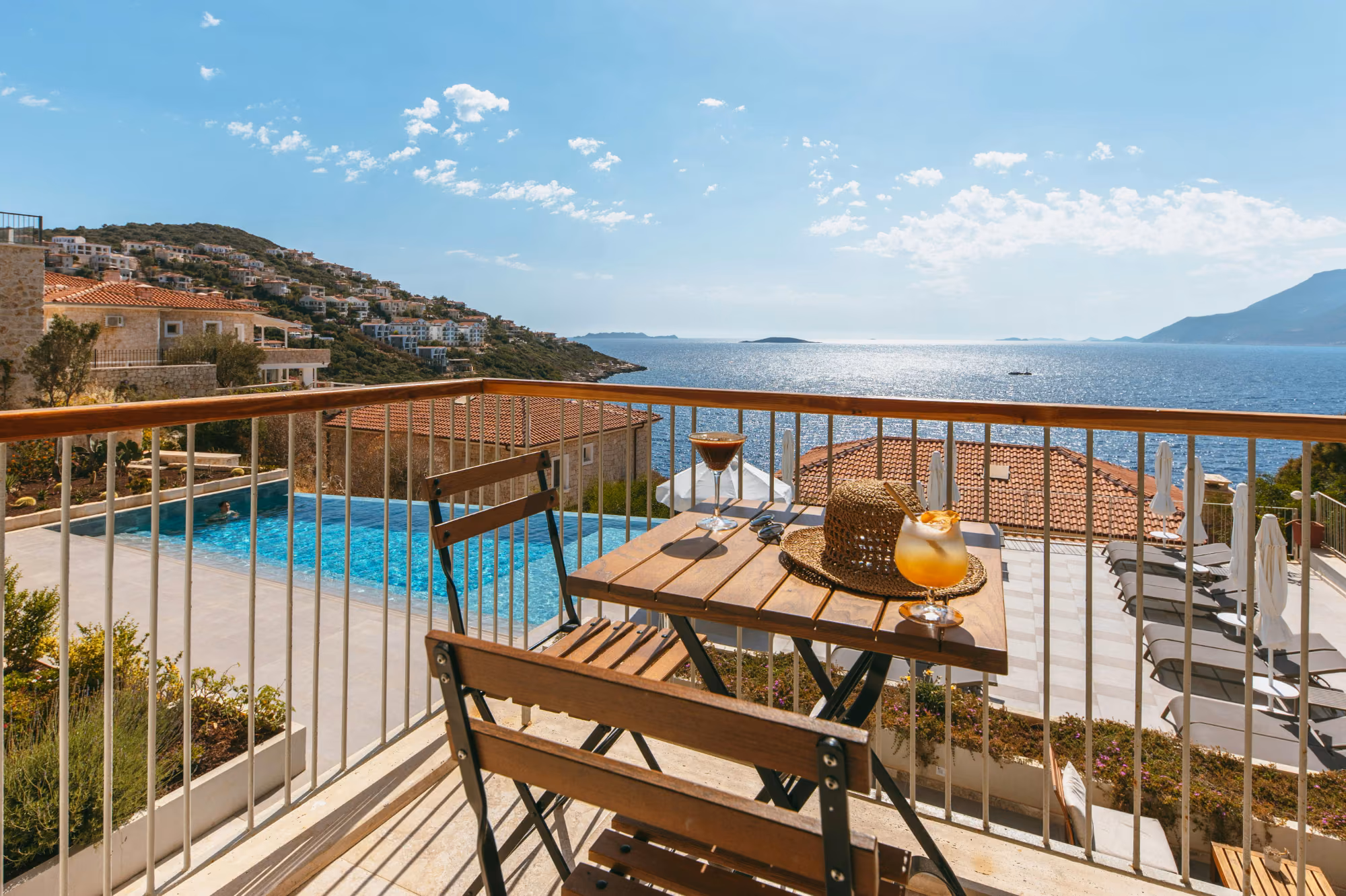 Terrasse mit Pool und Blick aufs Meer